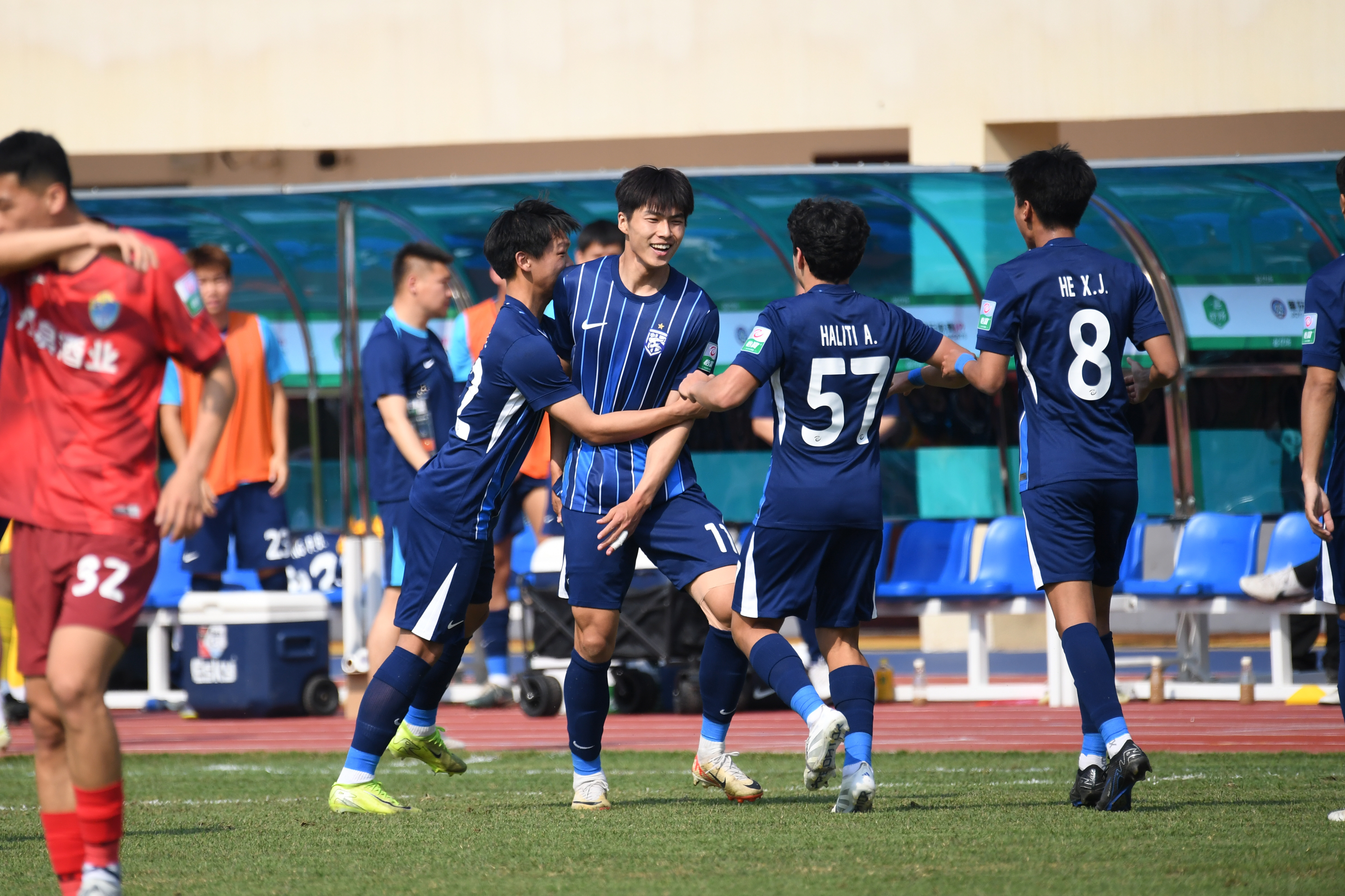 今年会娱乐 -武汉三镇训练开放日；清晨绝杀压哨引欢呼；CBA季后赛在即；更衣室氛围转暖的简单介绍